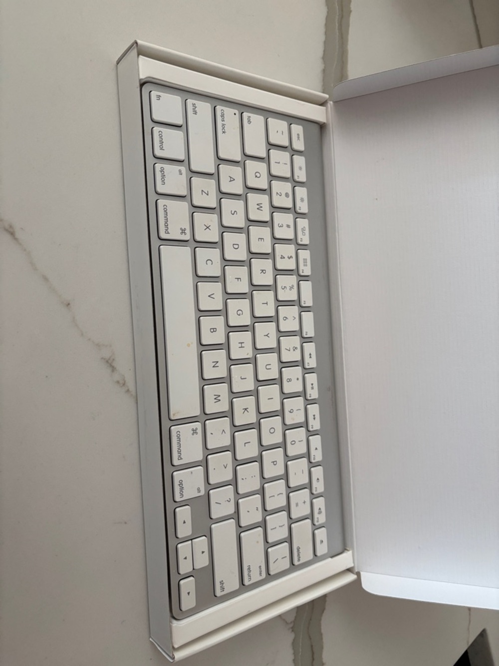 Apple Wireless Keyboard in White and Silver